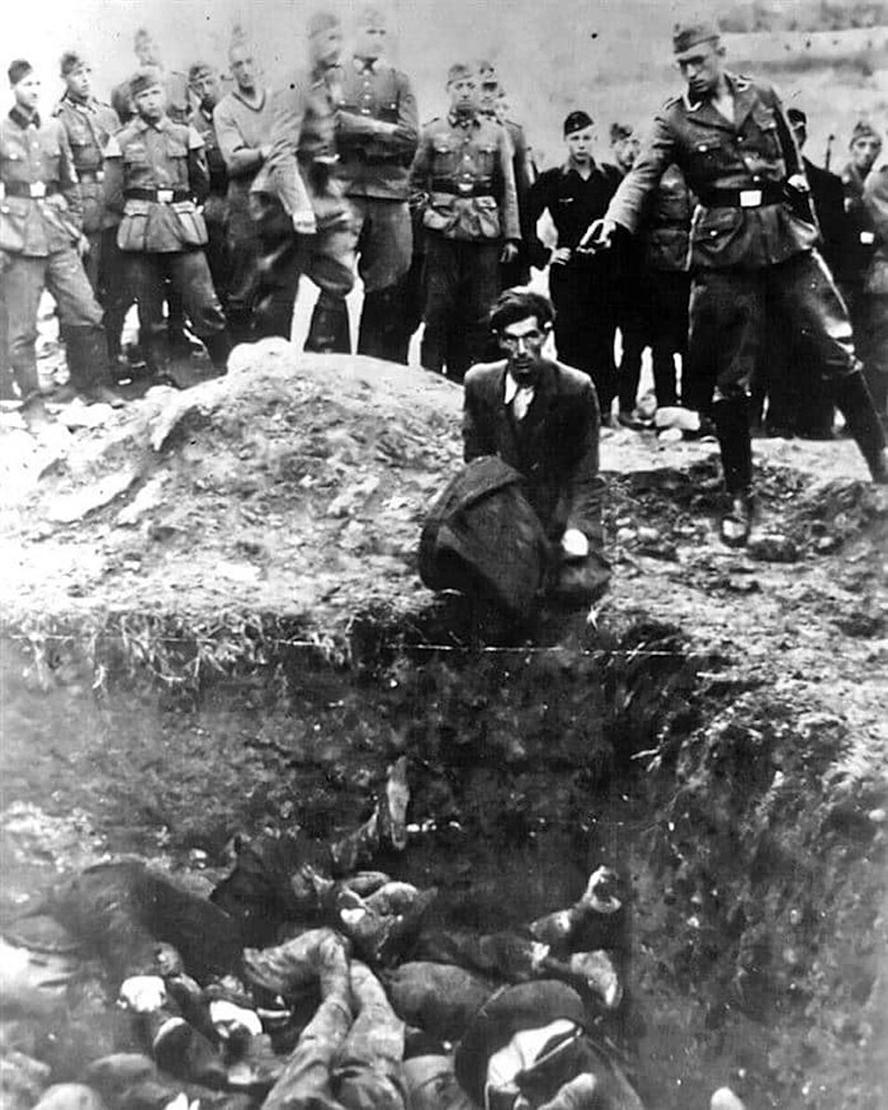 L'ultimo ebreo di Vinnitsa è una fotografia scattata a Vinnycja (Ucraina) nell'ambito dei massacri perpetrati dalle Einsatzgruppen tedesche ai danni della locale comunità ebraica. 