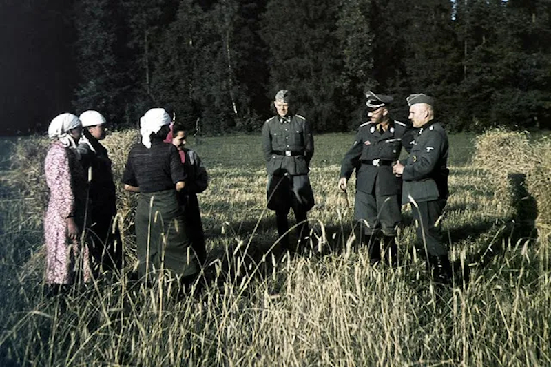 Heinrich Himmler con alcune donne vicino a Minsk, durante una visita all'area operativa dell'Einsatzgruppe B. nell’agosto 1941. Con Himmler ci sono SS-Hauptsturmführer Werner Grothmann e il loro interprete. Foto cortesia di Walter Frentz.