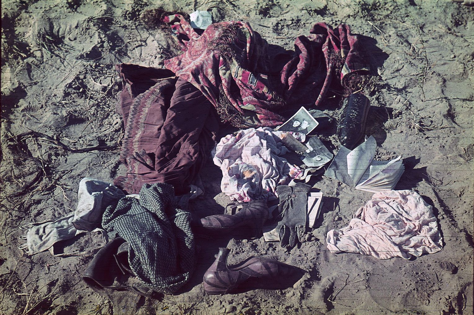 Massacro di Babi Yar, per aggiungere drammaticità alle sue foto, il fotografo Johannes Hähle membro di una compagnia di propaganda tedesca ha aggiunto una foto dei morti agli abiti degli ebrei assassinati.