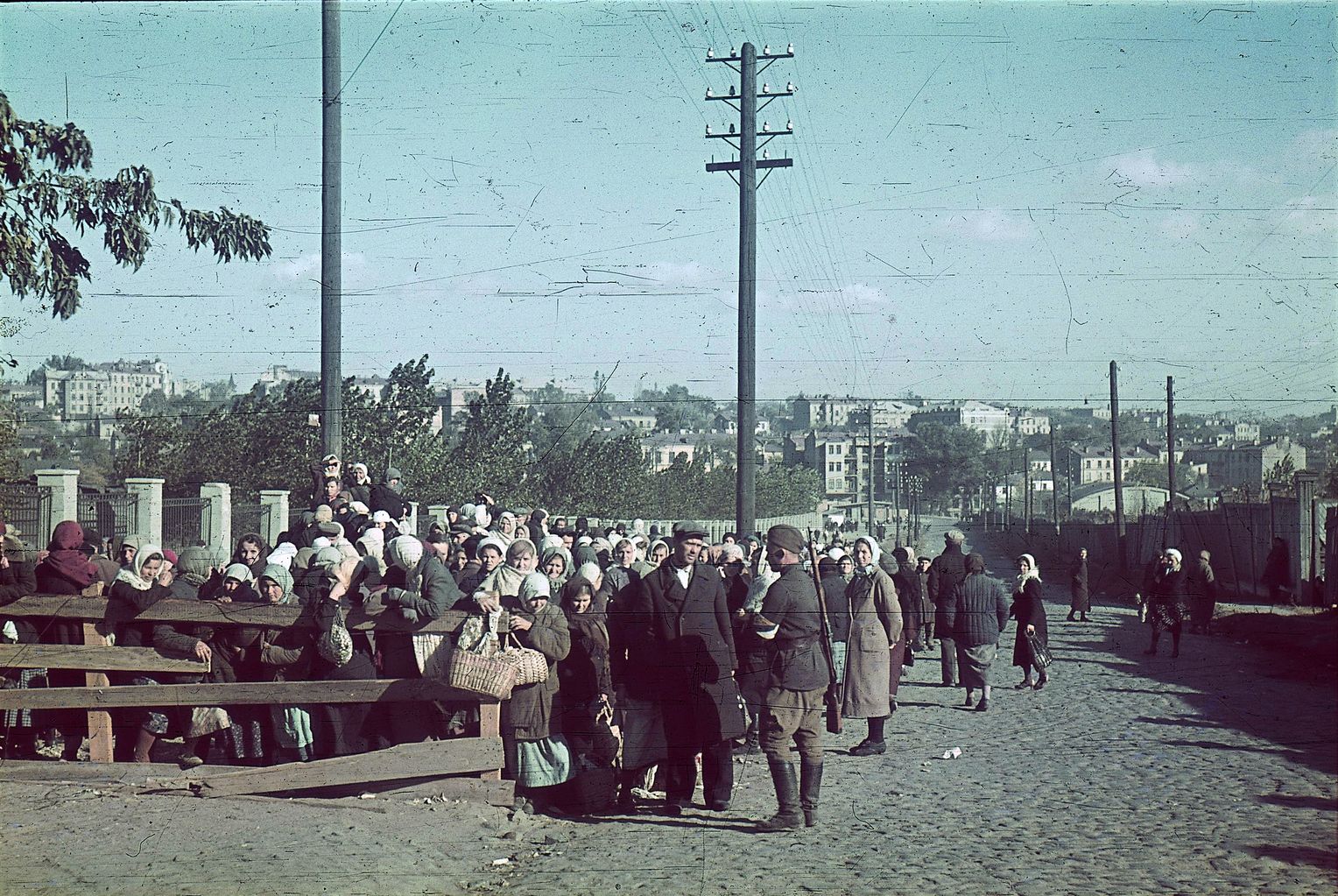Wehrmacht ed Einsatzgruppen hanno concordato l'omicidio di tutti gli ebrei di Kiev. La foto di Johannes Hähle mostra un "ausiliario" ucraino a guardia di un "trasporto ebraico". La foto è stata scattata dopo il massacro del 29-30 settembre.