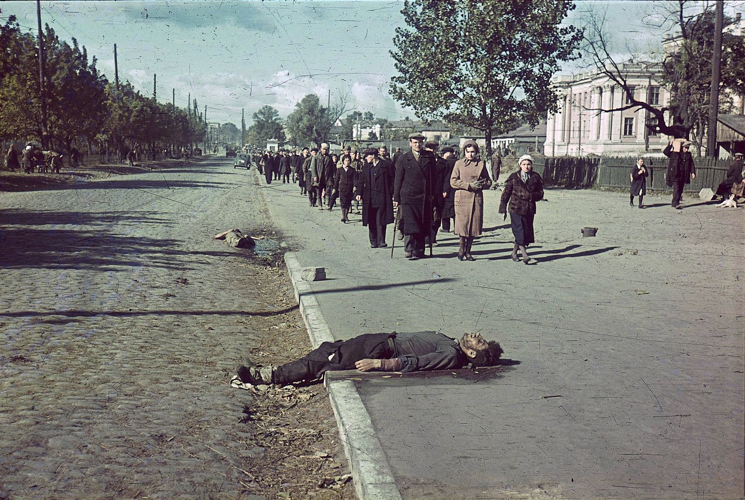 Dopo che la capitale ucraina di Kiev fu presa il 19 settembre 1941, alcuni ordigni, piazzati dai soldati russi esplodono, uccidendo numerosi soldati tedeschi. I tedeschi ne approfittano incolpando gli ebrei e pianificano il loro annientamento come "ritorsione". Questa foto di Johannes Hähle mostra quanto si brutale il regime di occupazione tedesco. La foto di due morti per strada.