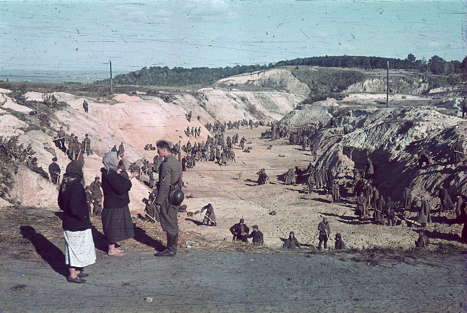 Anche dopo il massacro alla fine di settembre 1941, le uccisioni continuano a Babi Yar. Altre decine di migliaia di ebrei, prigionieri di guerra, partigiani o altre persone non gradite ai tedeschi sono fucilate nella gola. Nel 1943 Paul Blobel tornerà a Babi Yar come ex comandante del Sonderkommando 4a. Con l'aiuto dei detenuti del campo, avrebbe dovuto distruggere le tracce dell'omicidio di massa, ma non vi riuscì completamente. Nel 1948 sarà condannato a morte nel processo di Norimberga e successivamente impiccato.