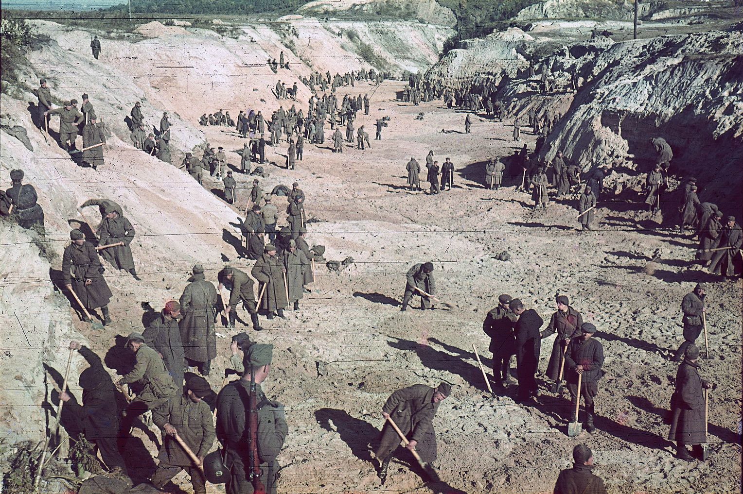 Eliminazione delle tracce: dopo che l'uccisione è cessata la sera del 29 settembre 1941, i tedeschi versano sabbia e macerie sui cadaveri. In precedenza, i tedeschi hanno cercato eventuali sopravvissuti tra i morti e li hanno uccisi. Foto di Johannes Hähle.