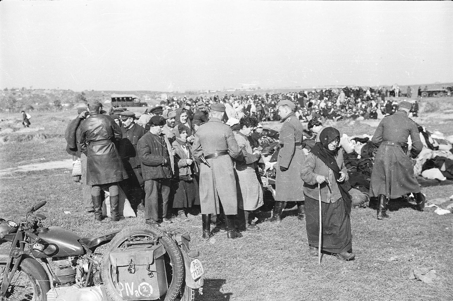 Nella gola di Babi Yar vicino Kiev, il Sonderkommando 4a della Einsatzgruppe C uccise 33.371 ebrei tra il 29 e 30 settembre 1941. Nessuna foto diretta del massacro è sopravvissuta. Pochi giorni dopo, però, il fotografo Johannes Hähle, membro di una compagnia di propaganda tedesca, ha fotografato i luoghi dell’eccidio e del loro occultamento. L'immagine mostra un controllo dei documenti degli ebrei avvenuto qualche giorno dopo il massacro da parte di ufficiali in uniforme. Le foto di Hähle sono ora all'Istituto per la ricerca sociale di Amburgo.