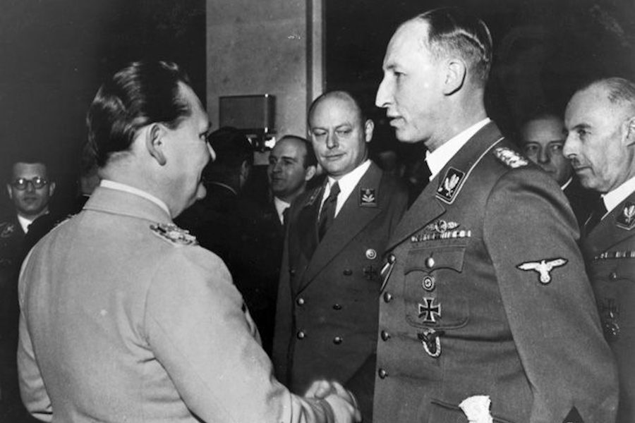 Reinhard Heydrich parla con Hermann Goering al compleanno di Goering, 12 gennaio 1942. Nello stesso mese, gennaio 1942, Heydrich presiedette la Conferenza di Wannsee, che pianificò la soluzione finale per la deportazione e lo sterminio di tutti gli ebrei nel territorio occupato dai tedeschi durante Seconda guerra mondiale.