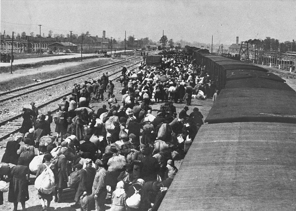 L'arrivo del treno con i deportati all'interno del campo di Auschwitz-Birkenau