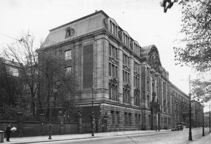 Il palazzo in Prinz Albrecht Strasse numero 8 nel 1934. A partire dal 1939 fu la sede dell'RSHA. In questo palazzo vennero prese tutte le decisioni operative per il massacro degli ebrei europei e di tutti i nemici del Reich nazista.